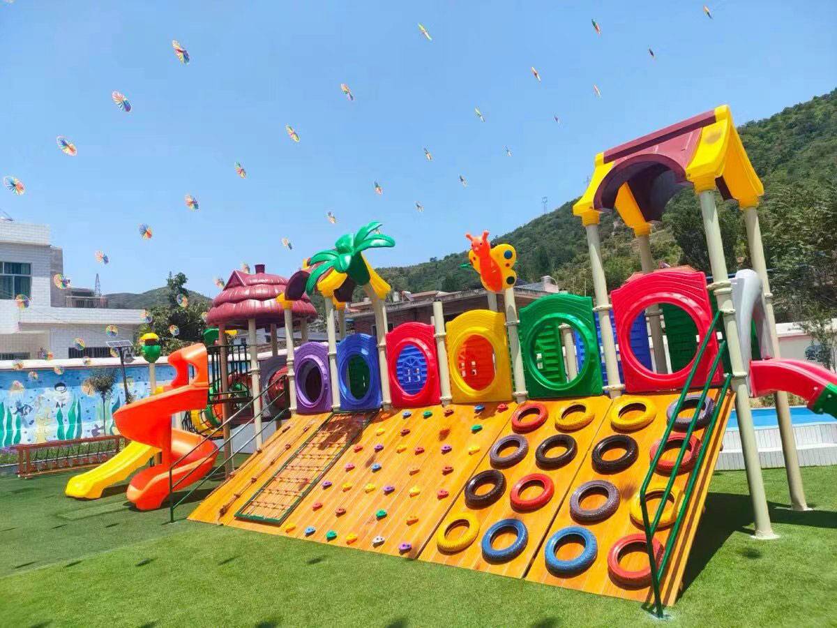 plastic slides (5) 塑料滑梯 (5)