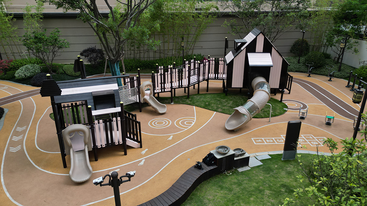 outdoor play equipment (2) ~!phoenix_varIMG6!~