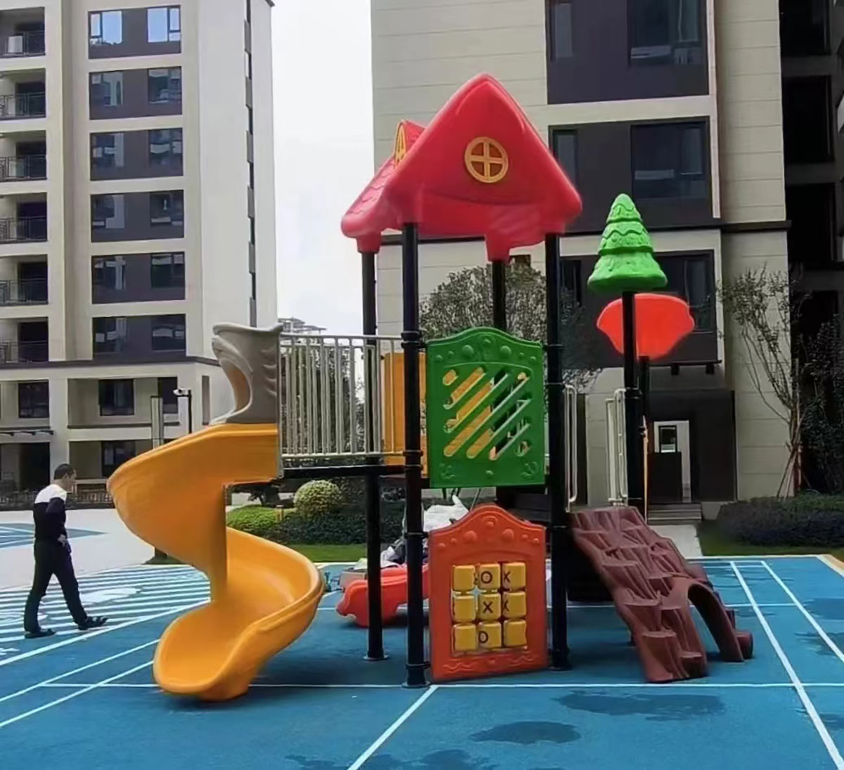 plastic slides (8) 塑料滑梯 (8)