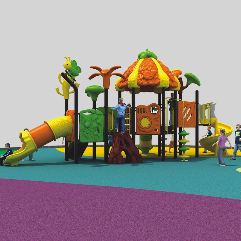 充满乐趣的户外游乐场滑梯，让儿童在森林里玩耍