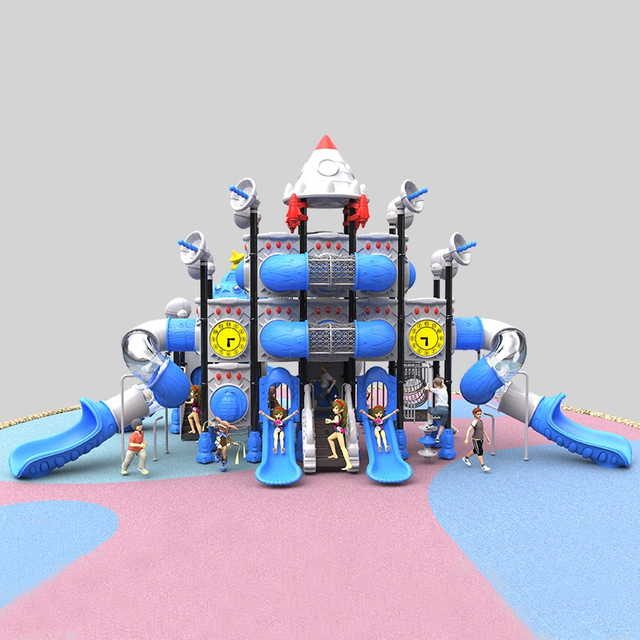 有趣的户外游乐场，包括公园的太空主题滑梯