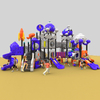 安全的户外游乐场，设有带火箭的游乐场滑梯