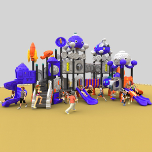 安全的户外游乐场，设有带火箭的游乐场滑梯