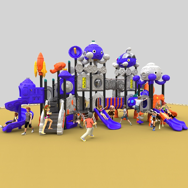 安全的户外游乐场，设有带火箭的游乐场滑梯