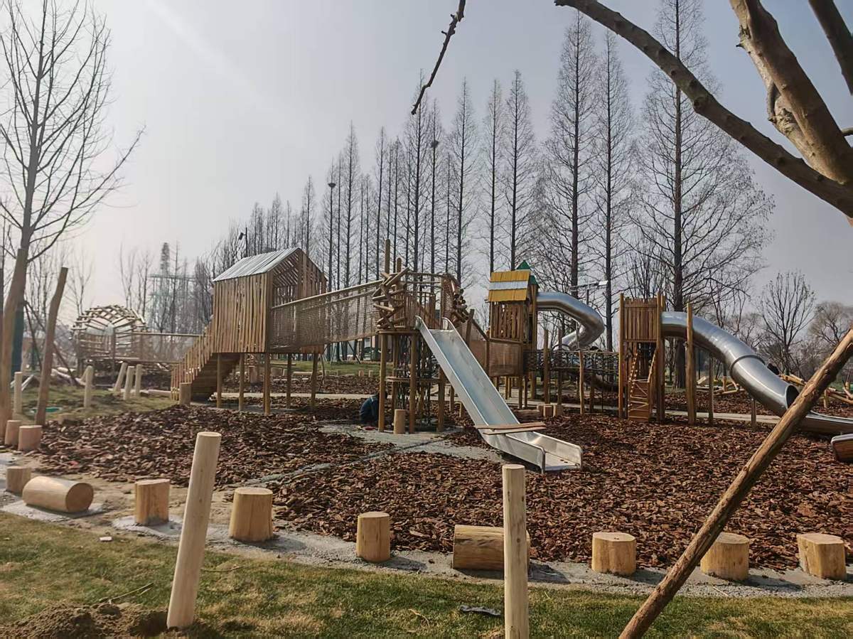 荆州森林公园-木质塔架组合滑梯与树皮缓冲地面-项目实拍