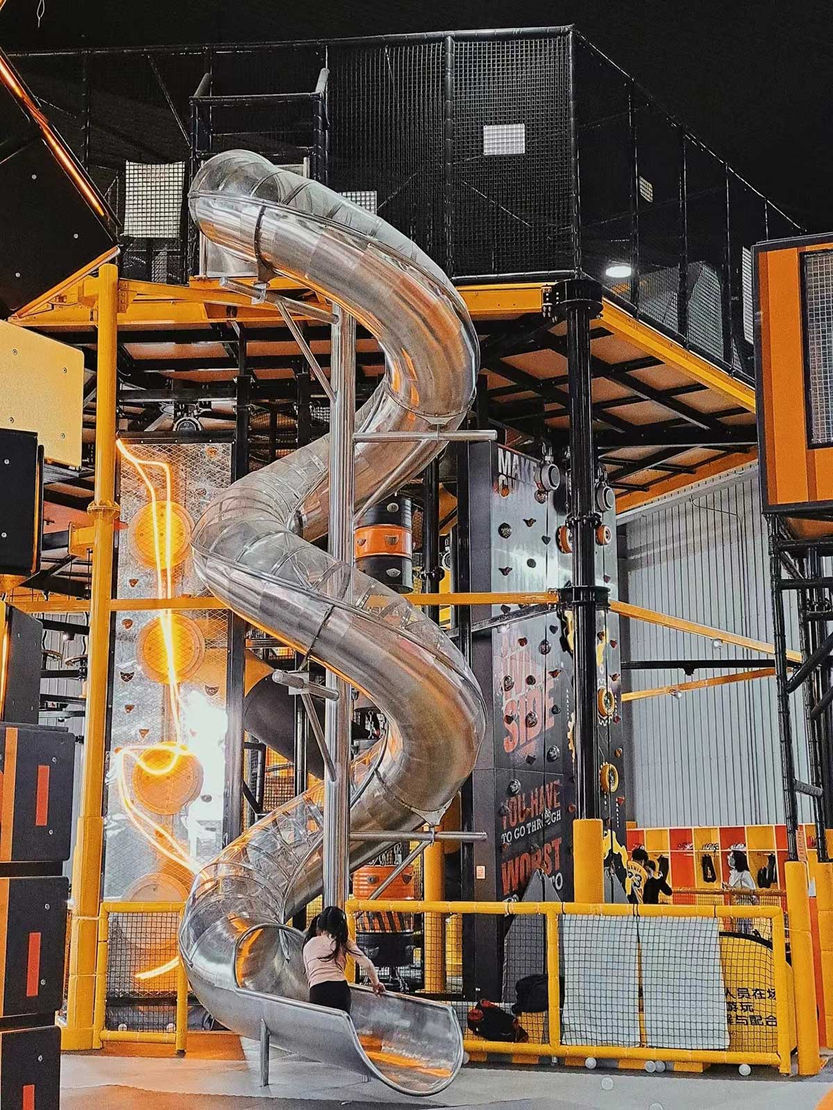 室内滑索和蹦床公园 (8)