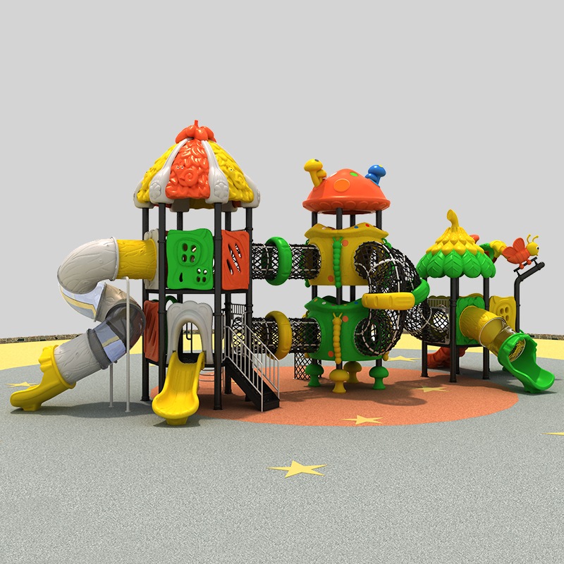 儿童游乐场滑梯与森林探险