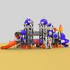 安全的户外游乐场，设有带火箭的游乐场滑梯