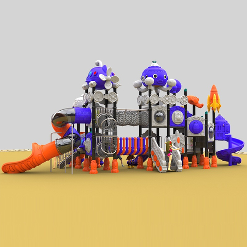 安全的户外游乐场，设有带火箭的游乐场滑梯