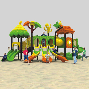 以森林为主题的户外游乐场滑梯